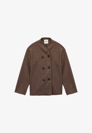 Veste double boutonnage marron en laine texturée, dotée d'un col châle et de quatre boutons noirs à l'avant.