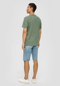 s.Oliver  MIT LOGO ciemnozielony