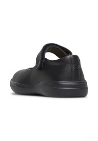 Černá kožená bota s zaoblenou špičkou, suchým zipem a hladkým povrchem. Disponuje polstrovanou černou podrážkou a jemnými švy.