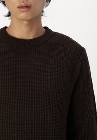 Jack & Jones JJROY KNIT CREW NECK - Pulover - mulch