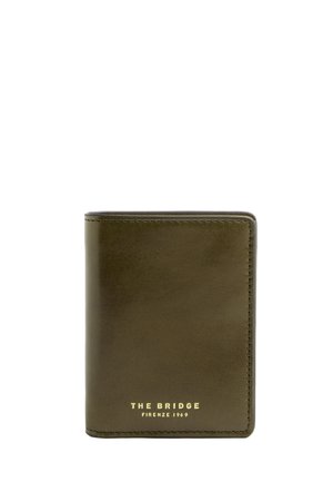 Cartera compacta de piel verde oliva con costuras ordenadas y texto dorado "THE BRIDGE FIRENZE 1969" en el centro delantero.