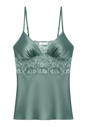Camisola in satin verde tenue con spalline sottili, caratterizzata da un inserto in pizzo floreale sul busto e una texture liscia, che crea un effetto a strati.