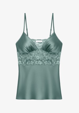 Satin camisole in een gedempt groen met dunne bandjes, met een bloemenkant band bij de buste en een gladde textuur, wat een gelaagd uiterlijk creëert.