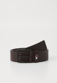 Cintura in pelle marrone con una superficie liscia, dotata di una fibbia in metallo nera e un accento marchiato in rosso, bianco e blu.