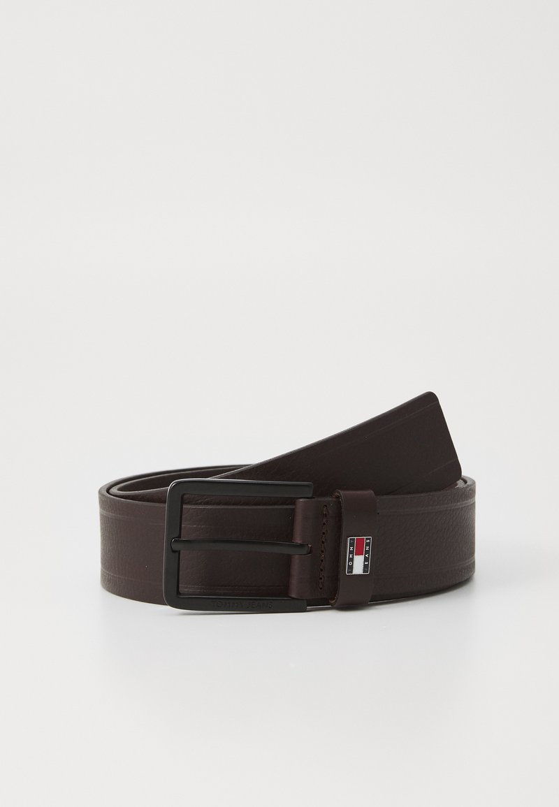 Cintura in pelle marrone con una superficie liscia, dotata di una fibbia in metallo nera e un accento marchiato in rosso, bianco e blu.