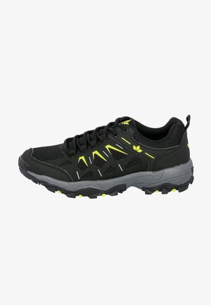 Chaussure de trail running noire et grise avec des accents géométriques jaune néon et une semelle robuste conçue pour les activités de plein air.