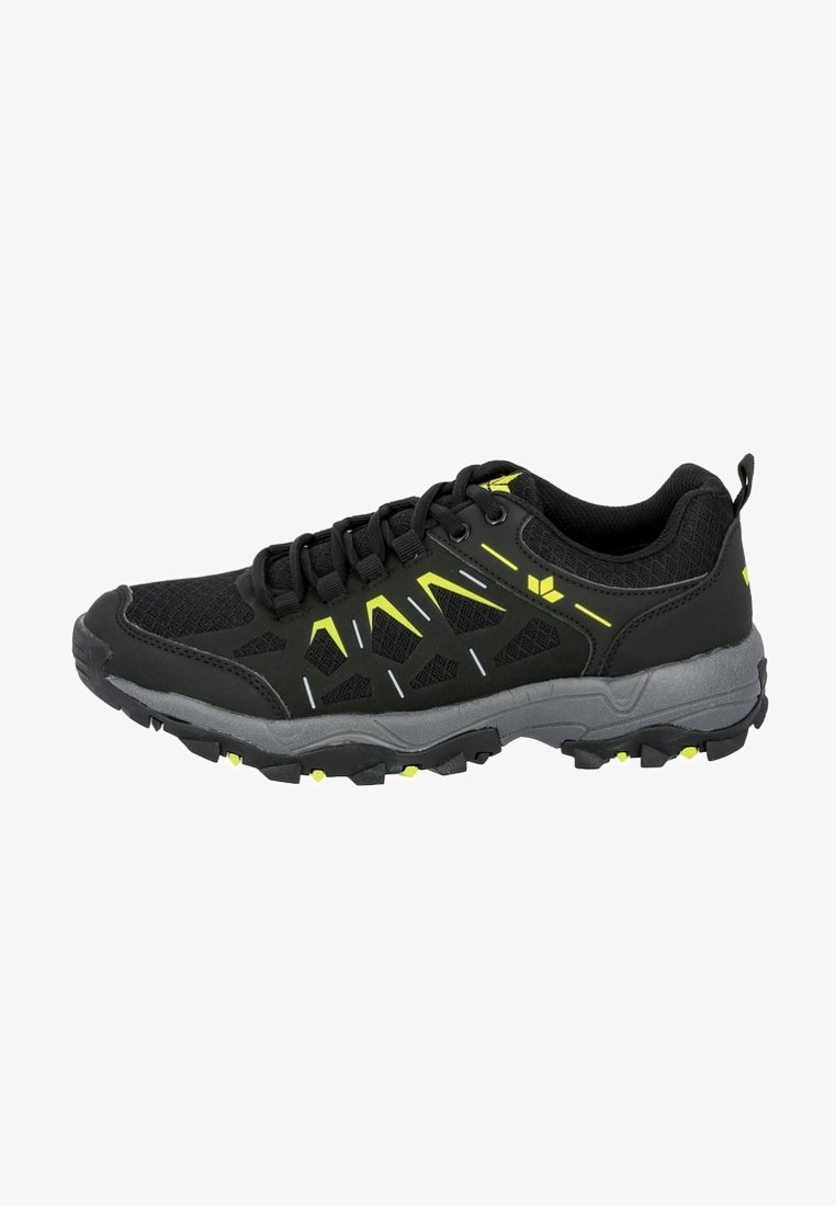 Chaussure de trail running noire et grise avec des accents géométriques jaune néon et une semelle robuste conçue pour les activités de plein air.
