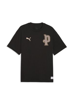 Schwarzes Puma T-Shirt mit kurzen Ärmeln und beigem Puma-Logo auf der linken Brust sowie großem beigen stilisierten „p“-Patch auf der rechten Brust.