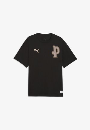 Zwarte Puma T-shirt met korte mouwen, beige Puma-logo op de linkerborst en grote beige gestileerde "p" patch op de rechterborst.