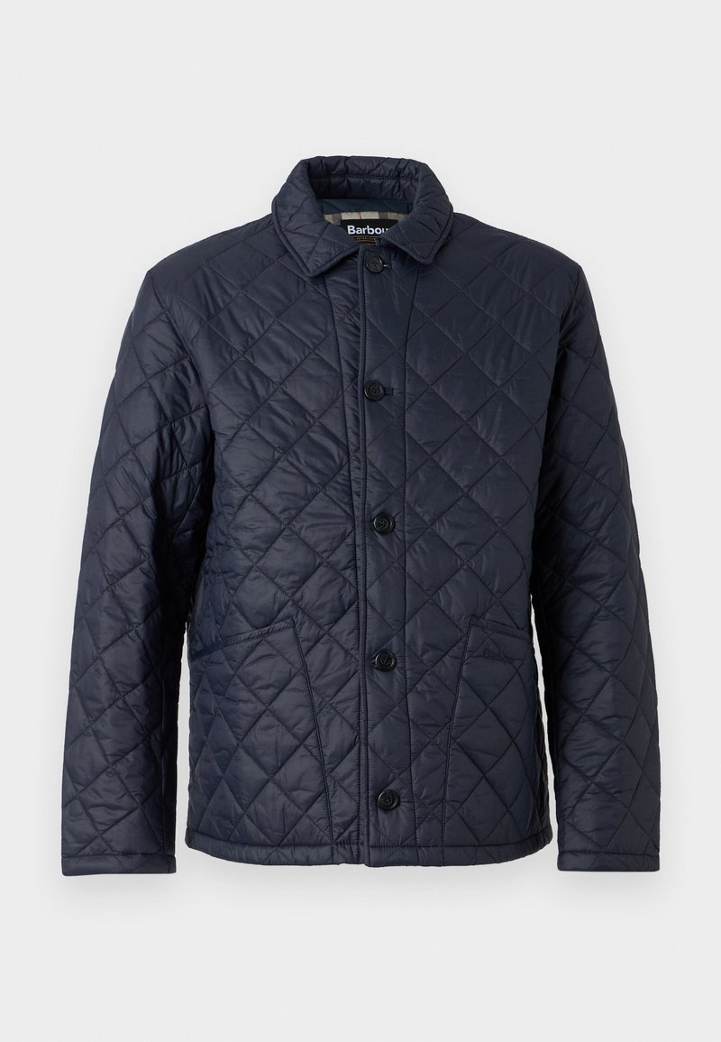 Veste en quilt é navy fabriquée en matériau synthétique léger, dotée d'un col pointu, de poches avant et de quatre boutons de fermeture.