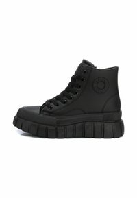 Zapatillas altas negras con suela gruesa, acentos de goma texturizada y parte superior de material sintético suave. Presentan un diseño clásico de cordones y detalle de logo.