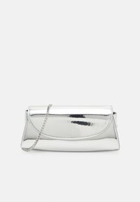 Bolso de mano metálico plateado con una forma rectangular y elegante. Cuenta con una correa de cadena y un acabado liso y brillante con detalles cosidos.
