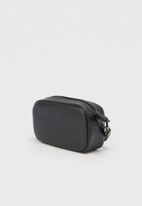 Μαύρη δερμάτινη τσάντα με ορθογώνιο σχήμα, κλείσιμο με φερμουάρ και μικρή λεπτομέρεια με λουράκι στο πλάι. Λεία υφή χωρίς ορατά σχέδια.