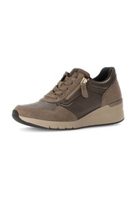 Sneaker en daim et cuir marron avec une semelle compensée, un avant lacé et un détail de fermeture éclair sur le côté dans une couleur contrastante. Accents texturés présents.