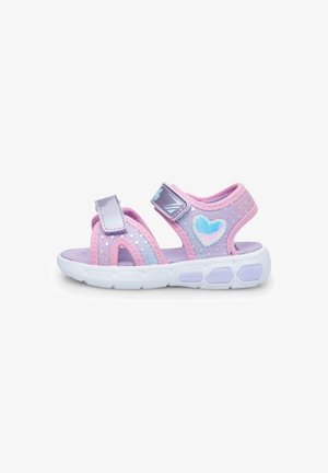 Rožiniai ir violetiniai šlepetės su reguliuojamais Velcro dirželiais, širdelės detale ir tekstūruota viršutine medžiaga. Minkštas, paminkštintas vidpadis ir baltas padas.