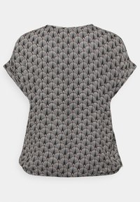 Blouse à manches courtes en tissu noir avec un motif récurrent d'éventails blanc et corail. Coupe ample avec encolure ronde et ourlet incurvé.