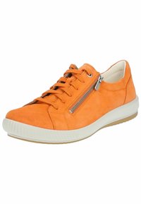 Orangene Wildledersneaker mit runder Zehenform, weißer Gummisohle und seitlichem Reißverschlussdetail. Verfügt über traditionelle Schnürsenkel und eine strukturierte Oberfläche.