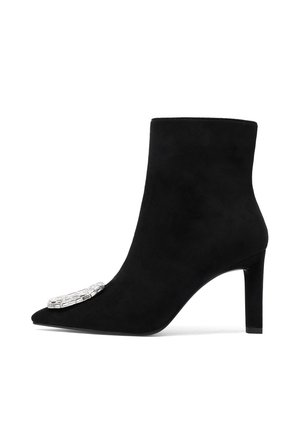 Stivale alla caviglia in suede nero con punta a punta, tacco di media altezza e decorazione in argento a forma rettangolare con gioielli sulla punta.
