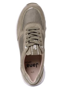 Ljus olivgrön sneakers med mesh- och mockadetaljer, matchande snören, vit sula och "Jana Soft Line"-logotyp på innersulan och tungan.