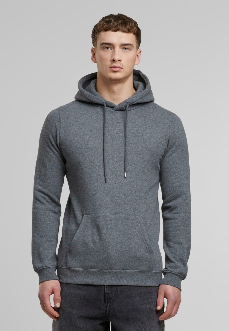 Sudadera gris con un bolsillo canguro, capucha ajustable con cordón y puños de canalé. Fabricada con una suave tela texturizada.