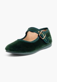 Chaussure Mary Jane en velours vert foncé avec une bride à boucle dorée et une semelle en caoutchouc légèrement texturée sur fond blanc.
