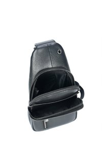 Borsa a tracolla in pelle nera con finitura texturizzata. Presenta più compartimenti con zip e una robusta tracolla regolabile.