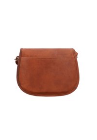 Hnedá kožená crossbody taška so zaobleným tvarom, hladkým povrchom, minimálnym prešívaním a klopňovým zapínaním. Jednoduchý dizajn, bez viditeľného kovania.
