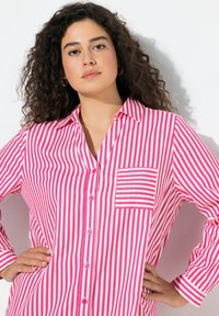 Gestreept overhemd met knopen, afwisselend roze en witte strepen, een borstzak en een kraag. Soepele stoftextuur.