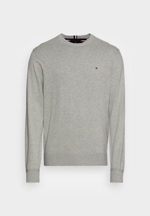 Hellgrauer, langärmeliger Rundhalspullover mit gerippten Bündchen und Saum, mit kleinem Tommy Hilfiger Flaggenlogo auf der linken Brust.