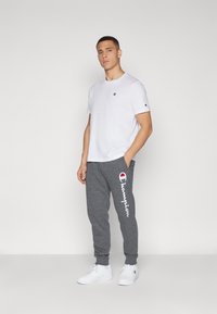 Champion ICONS CUFF PANTS LARGE LOGO - Pantalones deportivos - dark grey