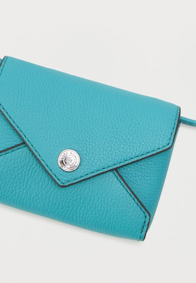 Tyrkysová kožená peňaženka s textúrovým povrchom, trojuholníkovým klopom, čiernymi akcentmi a strieborným zámkom s logom.