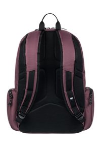 Mochila morada y negra con correas de malla acolchadas, panel trasero texturizado y cremalleras. Presenta un diseño ergonómico para mayor comodidad.