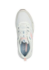 Zapatilla deportiva blanca con un upper texturizado, cordones y acentos en azul claro/rosado. Cuenta con lengüeta y tobillo acolchados para mayor soporte.