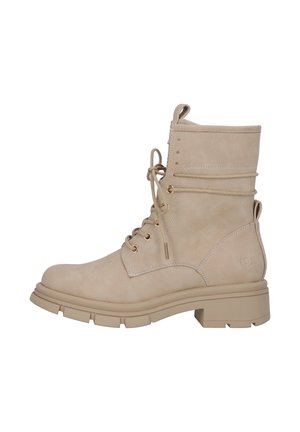 Bottines beige à lacets avec une finition en daim texturé, bout rond et semelle épaisse ; elles présentent des œillets en métal doré et un petit talon.