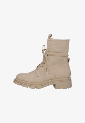 Botas de tobillo de ante beige con cordones, acabado de ante texturizado, punta redonda y suela de plataforma gruesa; presenta ojales en tono dorado y un tacón bajo.