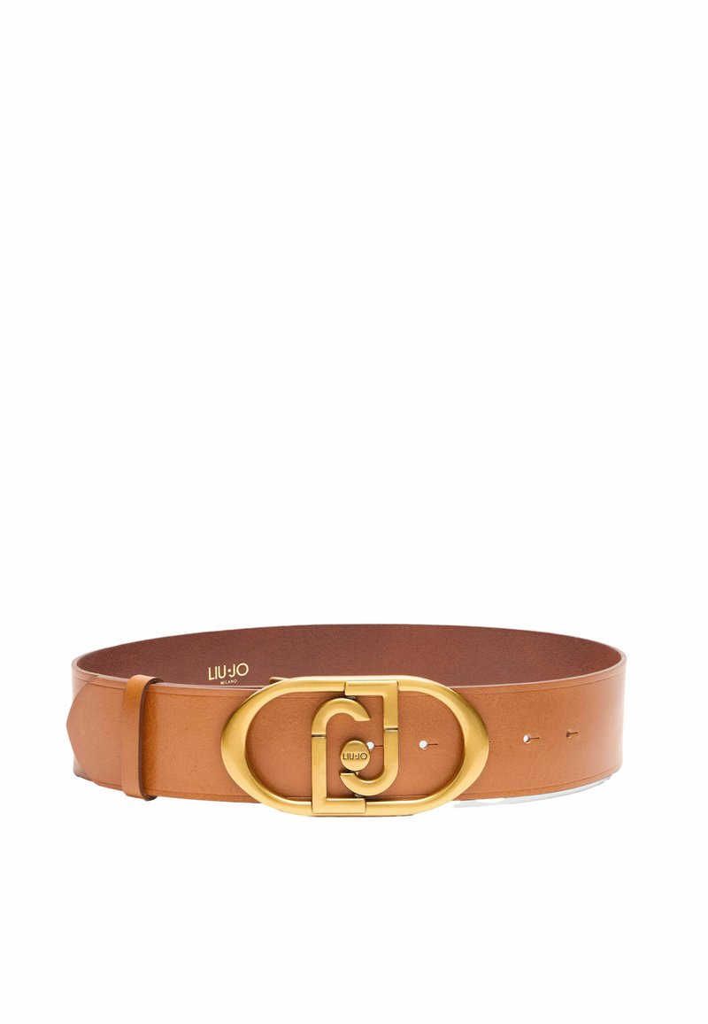 Brun læderbælte med en stor guldfarvet oval spænde med et sammenflettet design. Glat overflade med justeringshuller langs remmen.