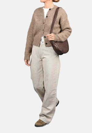 Cárdigan marrón de punto con cierre de botones, combinado con pantalones de pierna ancha en gris claro y un bolso de hombro de cuero marrón.