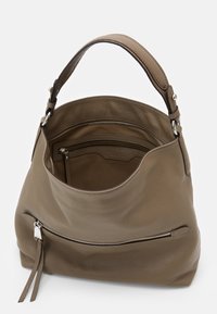 Borsa in pelle di un morbido taupe con una forma grande e arrotondata. Presenta una maniglia superiore, una tasca interna con zip e una tasca esterna con zip dotata di un tirante in pelle.