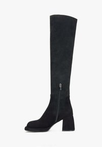 Zwarte suede kniehoog laars met een blokhak en een zijrits. Gladde textuur met een gestroomlijnd, aansluitend ontwerp.