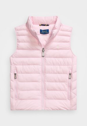 Gilet rembourré rose avec un col haut, fermeture éclair avant et poches latérales. Présente un petit logo sur la poitrine et une texture lisse.
