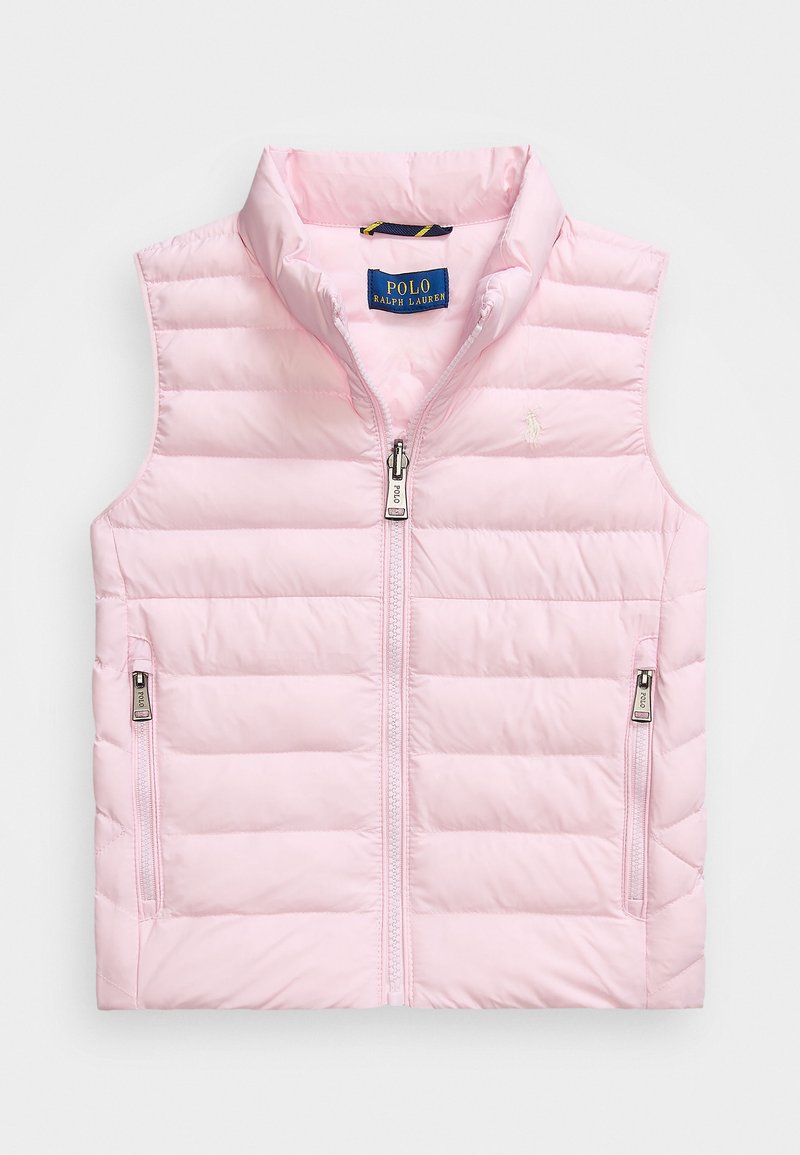 Chaleco acolchado rosa con cuello alto, cierre frontal con cremallera y bolsillos laterales. Presenta un pequeño logo en el pecho y una textura suave.