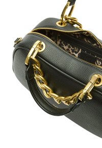 Borsa a mano in pelle nera testurizzata con dettagli in oro, caratterizzata da un accento a catena e fodera con stampa leopardata. Chiusura superiore con cerniera per una sicurezza ottimale.