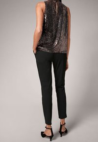 comma Linne - black