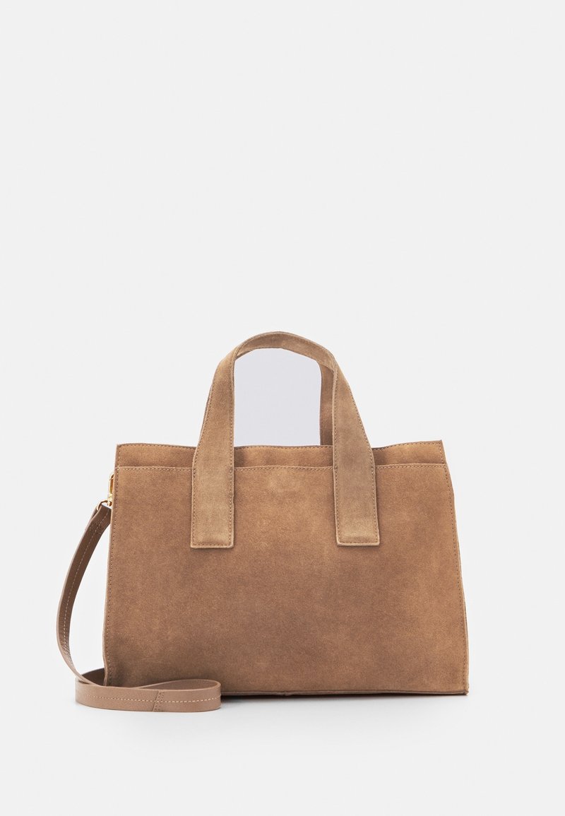 Sac à main rectangulaire en daim marron avec deux petites poignées et une longue bandoulière amovible sur un fond clair uni.