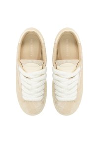 Beige Sneaker mit strukturiertem Obermaterial, großen, fluffigen Schnürsenkeln und einer glatten, cremefarbenen Zunge. Logo auf der inneren Seite sichtbar.