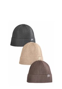 Drei gerippte Strickmützen in Dunkelgrau, Beige und Braun. Jede hat einen umgeschlagenen Saum und ein kleines Logo-Patch an der Seite.