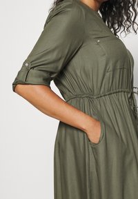 CAPSULE by Simply Be Vestido informal - khaki