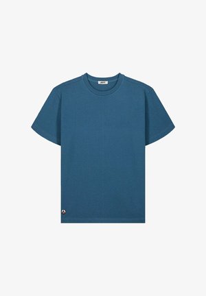 Camiseta azul de manga corta con cuello redondo y parche pequeño con logo redondo cerca del dobladillo inferior sobre fondo blanco.