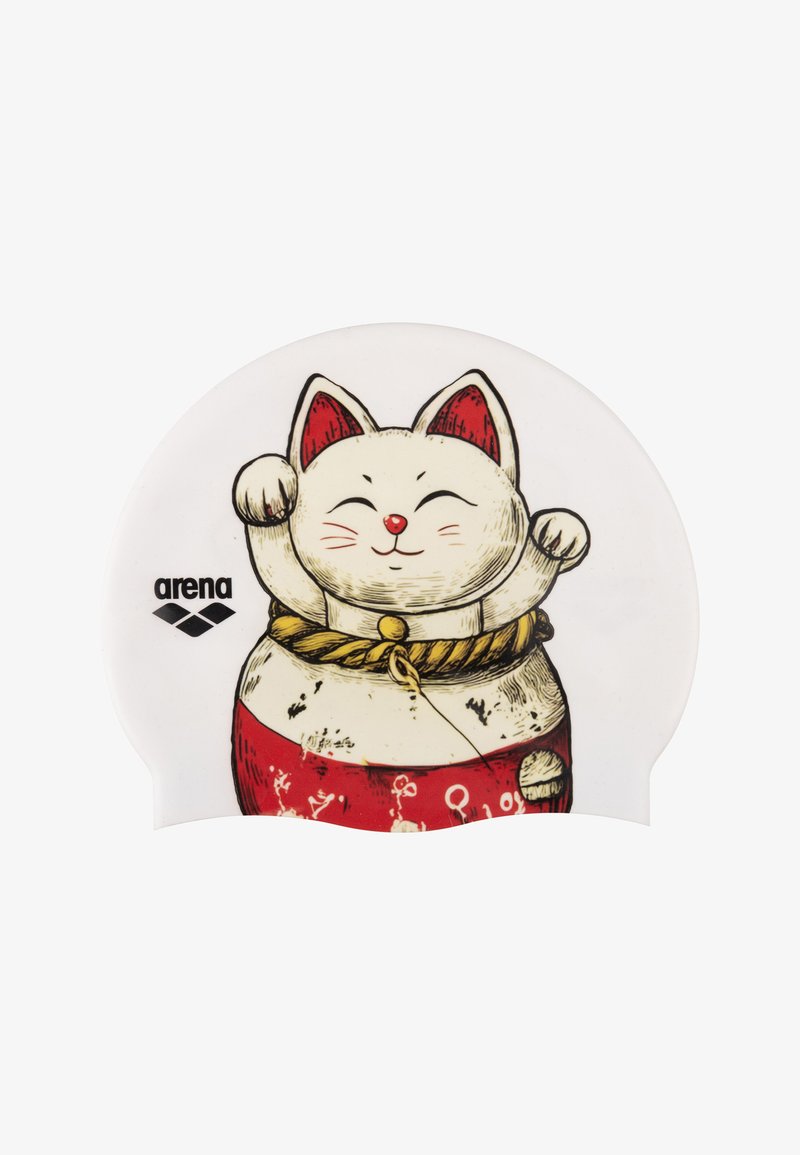 Vit simmössa med en leende maneki-neko-katt som höjer tassarna, bär en röd dräkt och ett repkrage, bredvid arenans logotyp.