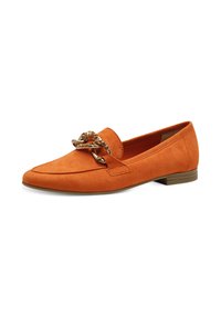 Oranje suède loafers met een ronde neus, decoratieve gouden kettingaccenten en een lage bruine hak. Gladde textuur en minimalistisch ontwerp.
